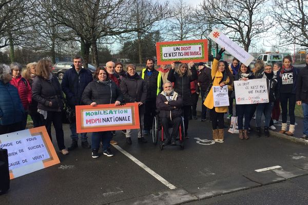 Une vingtaine de personnes étaient mobilisées ce mardi matin 11 février devant la Maison Départementale des Personnes Handicapées. Tous attendent des actes forts du gouvernements.