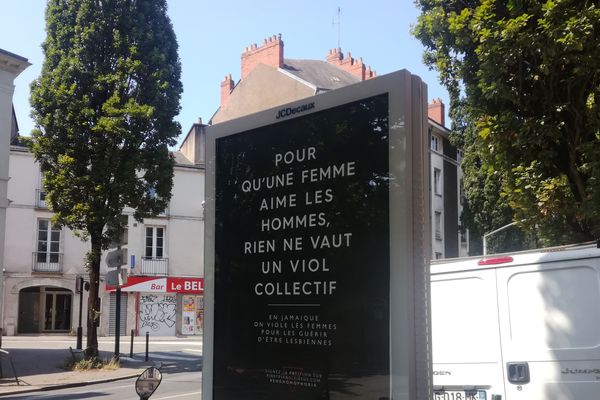 L'une des affiches en question, au croisement de la rue Paul Bellamy et de ma rue de Bouillé, à Nantes