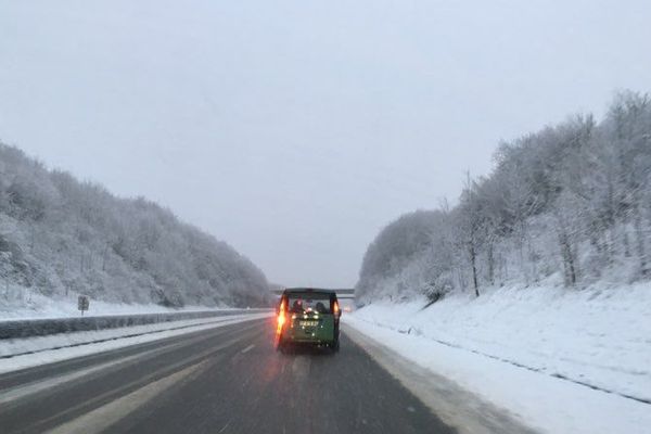 La neige est tombée aux abords de l'A16 dans l'Oise, ce 16 février.