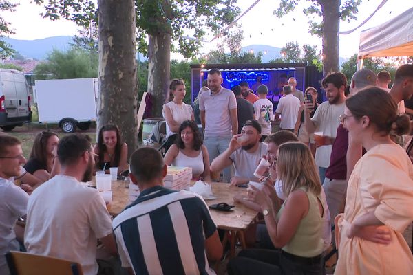 La guinguette itinérante "La récréation" parcourt les villages du Pilat cet été.