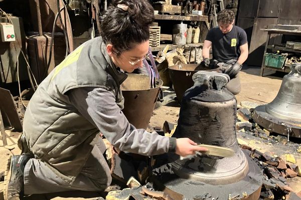 Les deux cloches de consécration, qui résonneront dans la cathédrale Notre-Dame de paris, ont été fabriquées à la fonderie Cornille Havard de Villedieu-les-Poêles.