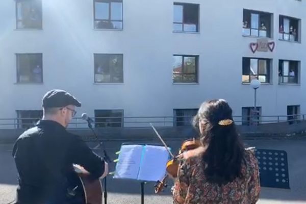 Les artistes ont joué sur le parvis de l'EHPAD