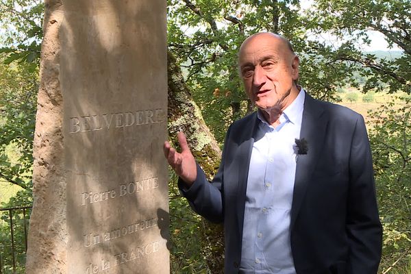 Pierre Bonte, fier de posséder un belvédère à son nom, dans la propriété de son ami à Cubjac en Dordogne