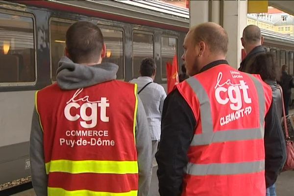 Plus d'un millier de personnes ont quitté l'Auvergne, mardi 14 juin au matin, pour rejoindre la manifestation parisienne prévue le jour même à Paris contre la loi Travail.