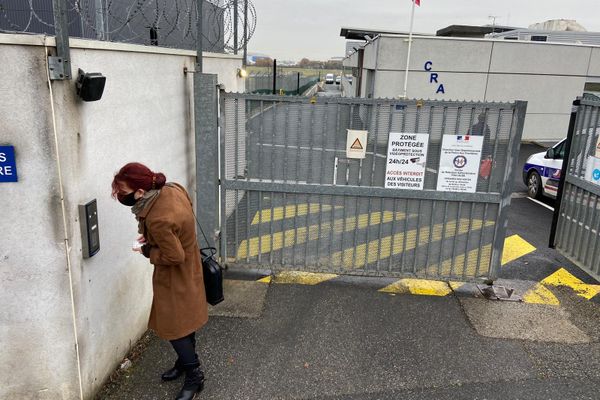 La députée Bénédicte Taurine (LFI) arrive au centre de rétention de Cornebarrieu, près de Toulouse