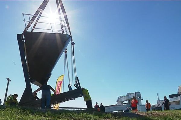 L'étrave du paquebot France installée au Havre