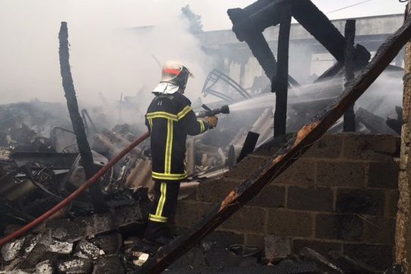 Une ancienne scierie de Souillac (46) a été ravagée par un incendie dans la nuit de jeudi à vendredi.