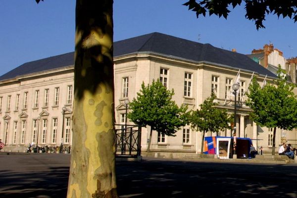 Le bâtiment du Palais de la Bourse à Nantes (ici en 2003) n'avait plus de statues depuis 1943