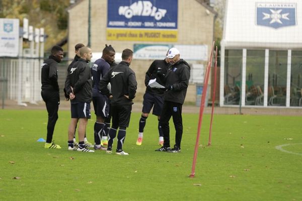 Les joueurs de l'AJ Auxerre à l'entraînement avec Cédric Daury