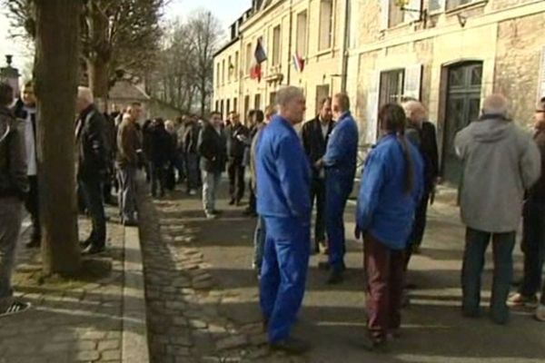 Les salariés de Punch Metal International devant la sous-préfecture de Senlis