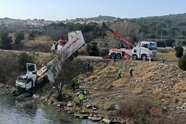 Aramon (Gard) - Le semi-remorque a été sorti de l'eau dans l'après-midi, le chauffeur reste introuvable - 18 février 2022.