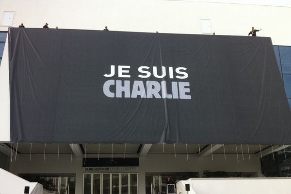 Une bâche monumentale recouvre la façade surplombant les célèbres marches au tapis rouge du palais des festivals de Cannes. "Je suis Charlie" y est inscrit.