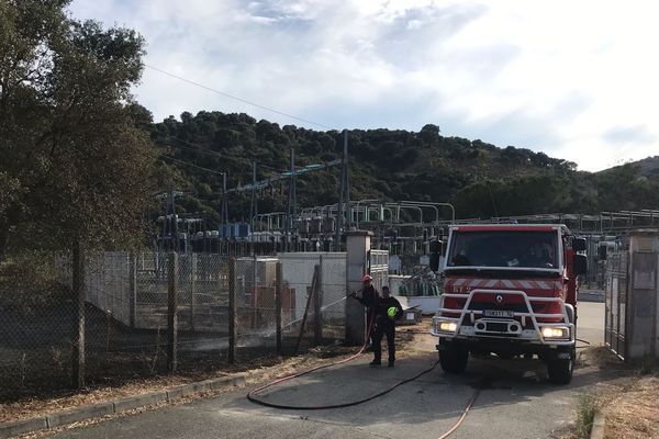 Les sapeurs-pompiers sont actuellement mobilisés sur les lieux.