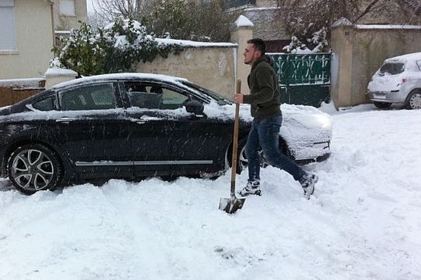 Une voiture en mauvaise posture à Caen, mardi 12 mars 2013