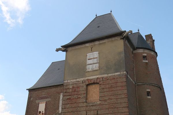 La tour Montmignon à Friville-Escarbotin, rongée par la mérule, est menacée de démolition.