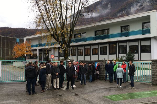 Des enseignants devant le lycée professionnel Roger Deschaux à Sassenage