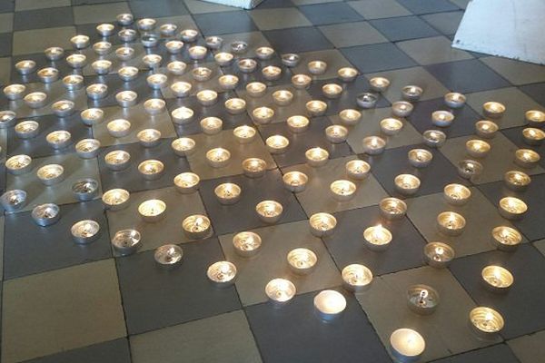 128 bougies allumées à Tarbes en hommage aux victimes des attentats de Paris.