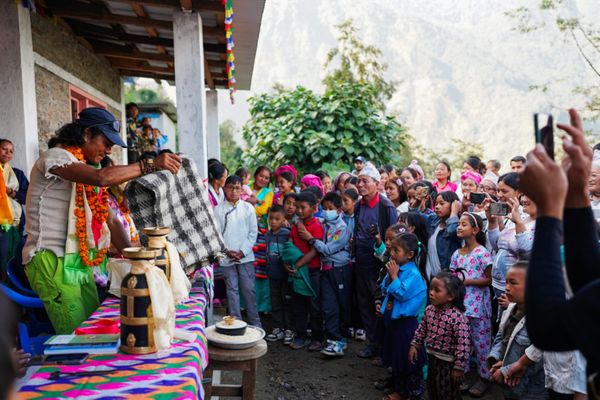 Sangé Sherpa (debout à gauche) lors de l'inauguration du dispensaire, entouré des habitants de son village d'enfance.