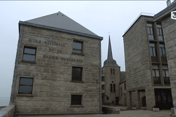 l'école de la marine marchande nichée aux pieds des remparts de Saint-Malo