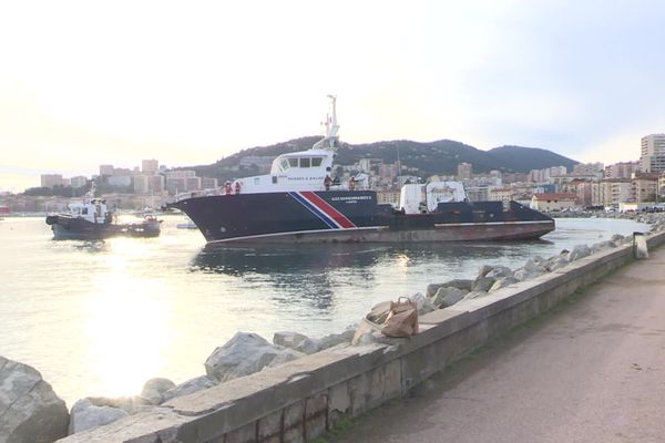 "Îles Sanguinaires II", le navire des phares et balises, échoué depuis le passage de la tempête Bella fin décembre dernier à Ajaccio, a été remis à l'eau ce vendredi 8 janvier.