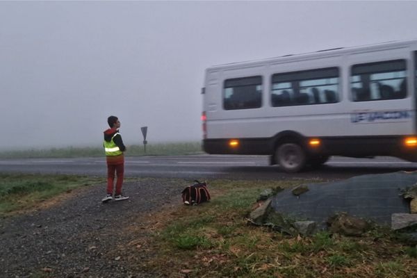 Chaque matin Timéo, 9 ans, espère que le bus s'arrêtera devant chez lui pour l'emmener à l'école. En vain.