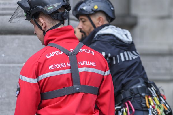 Une équipe de pompiers du groupe de secours en milieu périlleux a été appelée à la rescousse pour secourir un homme, âgé de 84 ans, tombé au fond d'une cave.