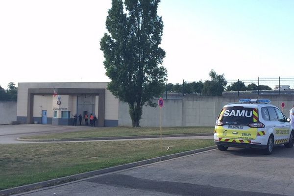 Les secours devant le centre de détention de Villenauxe-la-Grande ce mercredi vers 18h30.