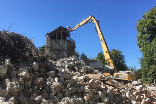 Les bâtiments de l'ancien sanatorium sont "grignotés" petit à petit.