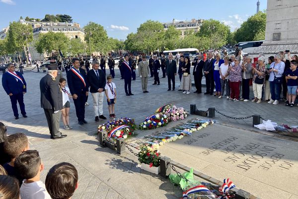 Une délégation d'Oradour-sur-Glane devant la flamme du soldat inconnu pour commémorer les 79 ans du massacre qui fit 643 victimes