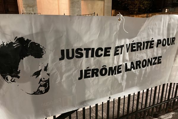 Un rassemblement hommage à Jérôme Laronze est organisée square de la paix à Mâcon en novembre 2020. 