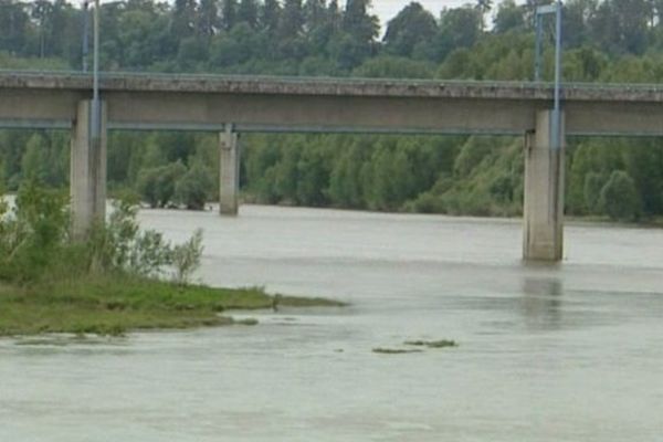 Le corps a été retrouvé près du pont TGV qui enjambe la Loire.