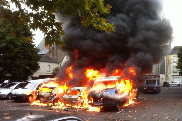 Huit véhicules ont pris feu dimanche matin, place Lamartine à Tours