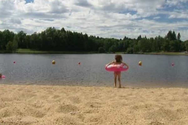 À Saint-Mathieu, les baigneurs ne sont pas effrayés par le taux toujours important de cyanobactéries. 