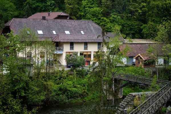 La pension dans laquelle les trois corps percés de carreaux d'arbalète ont été trouvés samedi 11 mai.