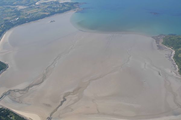 Vue aérienne de la baie de St-Michel en Grève en juin 2014