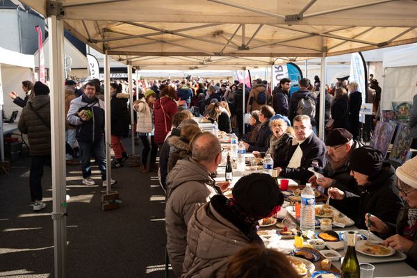 Le pot-au-feu géant se déguste de préférence sur les grandes tablées du parvis des Halles