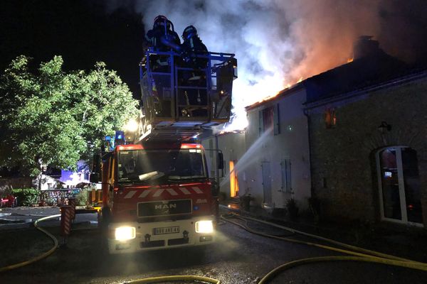 Un incendie s'est déclaré vers 5h le 12 août 2020 dans une maison d'habitation en bande à Saint-Lumine-de-Clisson en Loire-Atlantique