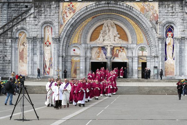 Les fresques du prêtre slovène Marko Rupnik, accusé par 5 femmes d'agressions sexuelles, "devraient être déposées", selon l'évêque Mgr Jean-Marc Micas.