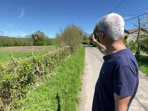 Daniel Jarrige ne peut que constater les dégâts. Cette haie partiellement coupée risque la maladie.