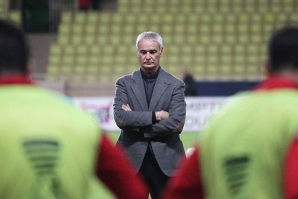 L'entraîneur de Monaco, Claudio Ranieri, a affirmé qu'il serait "heureux" si le milieu de terrain anglais David Beckham signait au club.