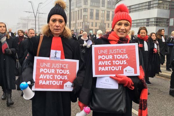 Les avocats manifestent à Nancy contre le projet de loi de programmation de la justice.