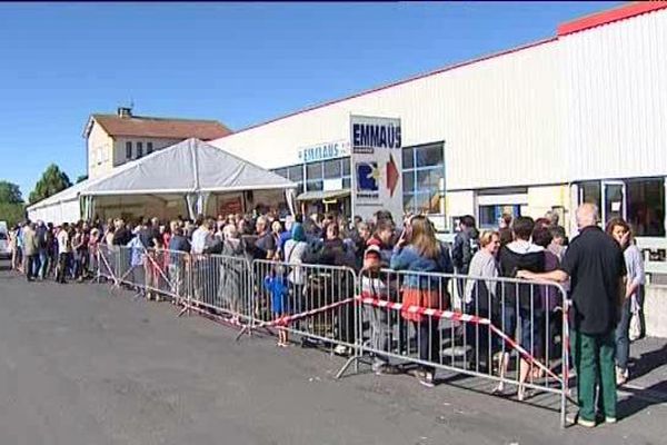 Les amateurs d'objets d'occasion se pressaient ce matin à l'ouverture de la vente estivale de Emmaüs dans le Cantal. 