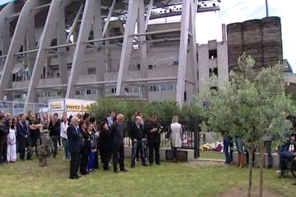 Devant le stade Armand Césari, une stèle a été érigée en mémoire aux 18 disparus de Furiani. 