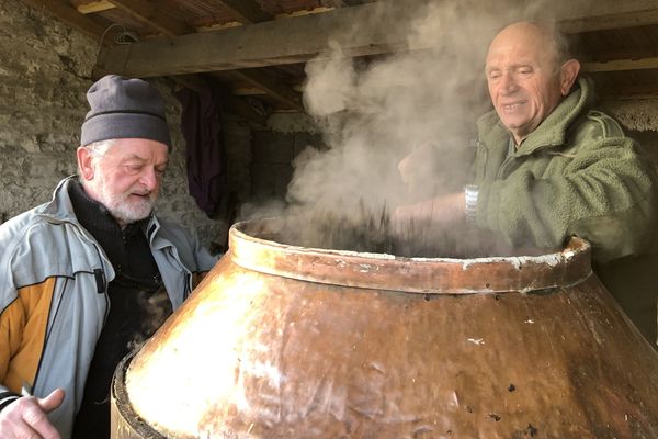 Daniel Milesi et Bernard Madej perpétuent la tradition des bouilleurs de cru. 