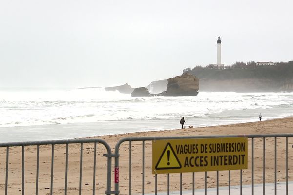 Un panneau alerte sur le danger des vagues de submersion à Biarritz (illustration).