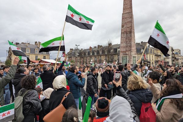 150 syriens ont célébré la chute du régime de Bachar al-Assad, sur la place de la victoire à Bordeaux.