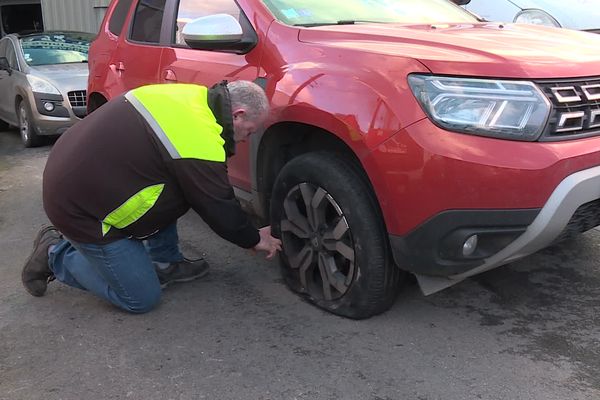 L'un des dépanneurs présents sur place a son hypothèse sur l'origine des crevaisons : "ça peut être un bout de tôle, un bout de plastique, c’est difficile à dire."