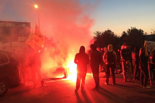 Une cinquantaine de postiers en grève bloquaient la plateforme de colis du Rheu ce mardi soir