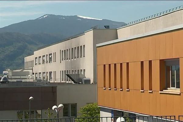 Le touriste anglais a été conduit à l'hôpital Annecy-Genevois dans un était grave. Il est décédé dans la nuit.