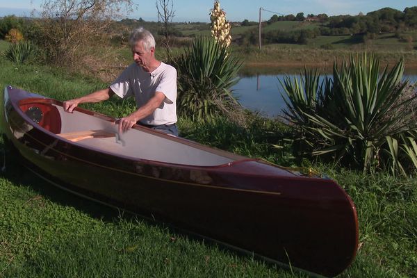 Marc Vuilliomenet, charpentier de marine depuis 1988, fabrique des embarcations uniques en pleine campagne gersoise.